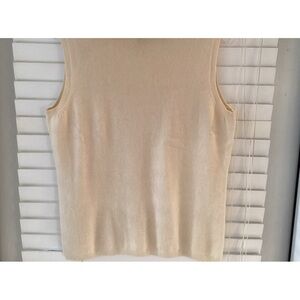 Cashmere sleeveless turtleneck.